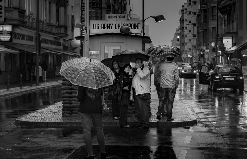 berlin, streetphotography, bnw, blackandwhite, schwarzweiss, berliner, coldwar, cold war, contemporary photography, zeitgenössische fotografie, berlinfotografie, schwarz weiss, schwarzweiss, regen