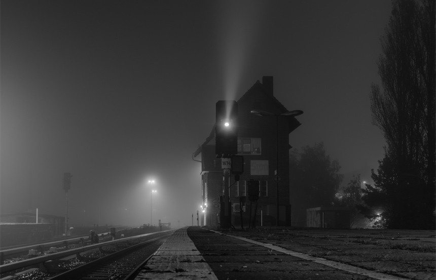 © Jan K. Tyrel, Reichsbahn, altes Stellwerk, bei Nacht, Bahn bei Nacht, eisenbahn bei nacht, nebel, fog, dunkel, nachts, bahnhof im nebel, berlin station at night, berliner, bahnstation bei nacht