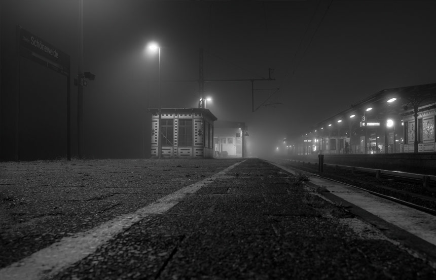 Berlin, Schöneweide, Bahnhof, Bahnsteig, S-Bahn, Nebel, Fog, Midnight night photography, reichsbahn, nachts, schwarzweiss, black and white, noir et blanc, germany, german, railway, nachtfotografie, 